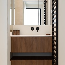 FB 1729 LAER appartement - knokke-heist - badkamer maatwerk notelaar zwart kraanwerk.jpg 